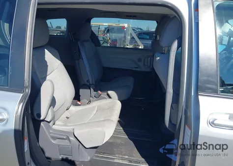 2021 Toyota Sienna Le z USA, uszkodzony, nr VIN 5TDKRKEC0MS054902